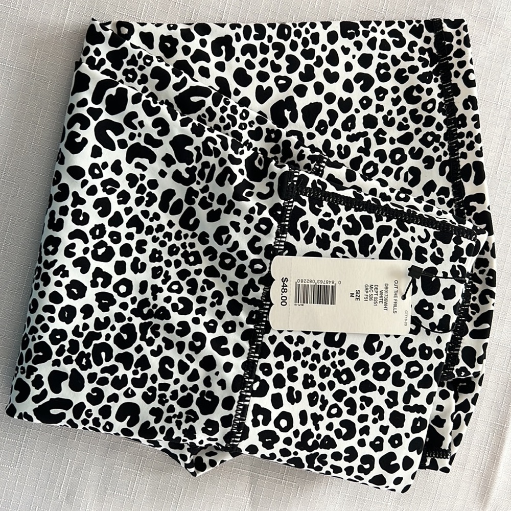 NWT Cut the Frills Women’s Athletic Shorts Size M White Leopard - Picture 5 of 11